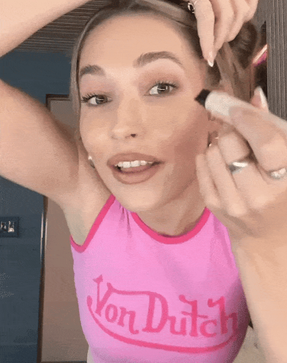 EYELINER w pisaku z dwoma końcówkami. Obrotowy, precyzyjny, utrwalający kontur, długotrwały, wodoodporny, szybkoschnący.